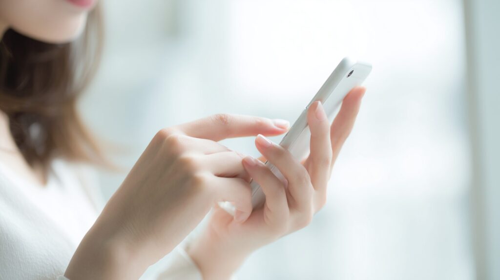 スマホを操作する女性